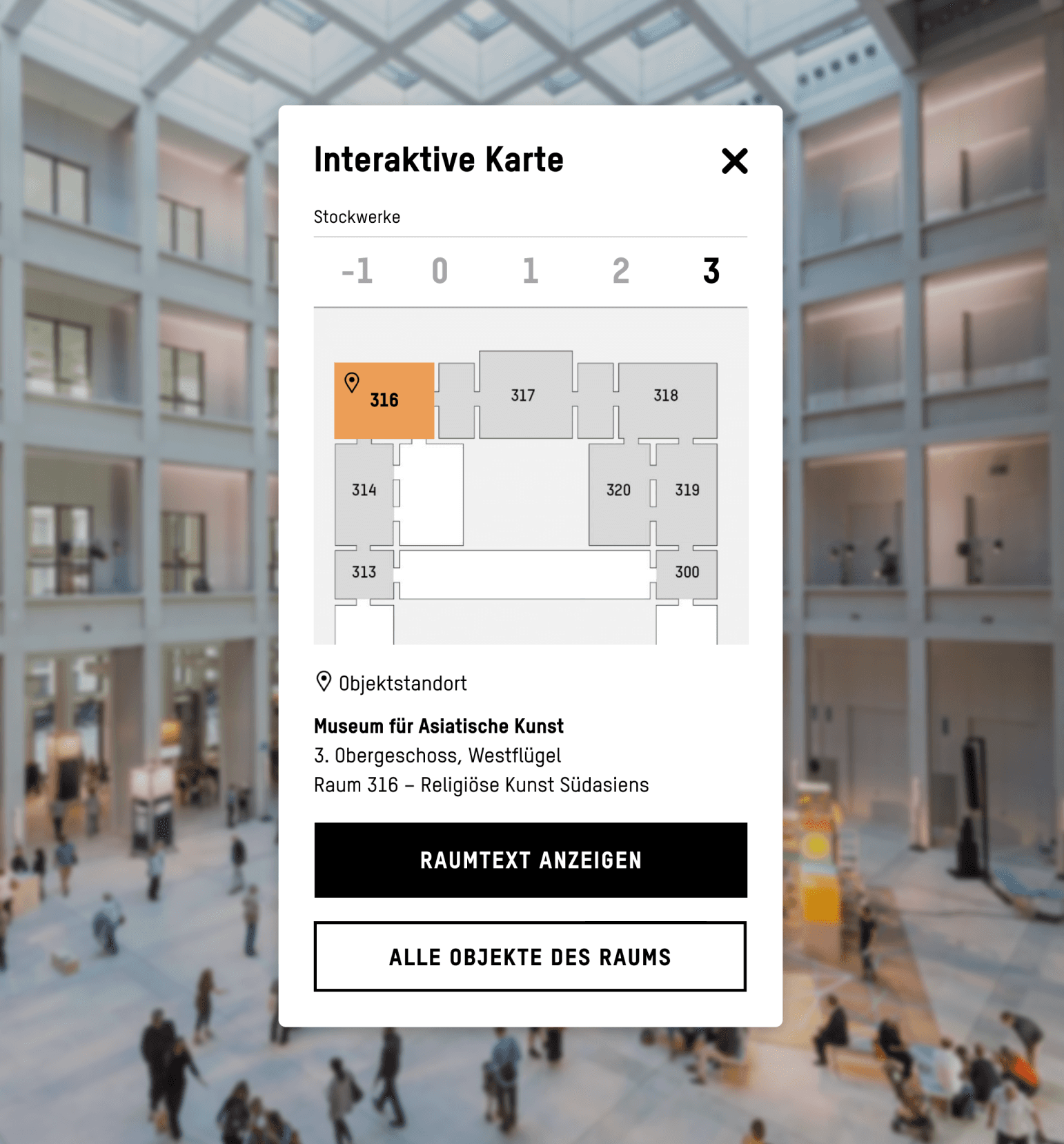 Interaktive Karte des Museums für Asiatische Kunst, die das 3. Obergeschoss zeigt. Raum 316 ist orange hervorgehoben und liegt im Westflügel. Darunter steht: „Raum 316 – Religiöse Kunst Südasiens“. Zwei Schaltflächen bieten die Optionen „Raumtext anzeigen“ und „Alle Objekte des Raums“. Im Hintergrund unscharfe Ansicht eines grossen, hellen Museumshofs mit Besuchenden.