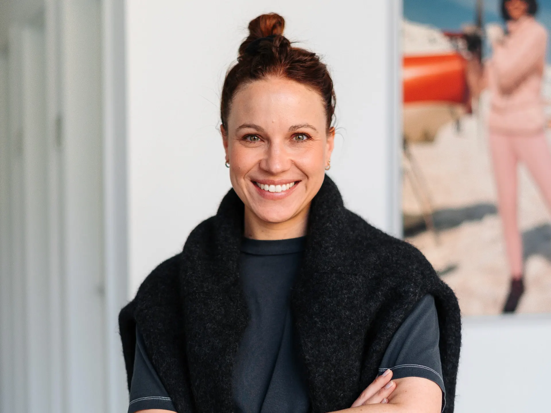 Portrait von Julia Fricke, Verantwortliche für People & Culture bei DAYONE, vor heller Wand.