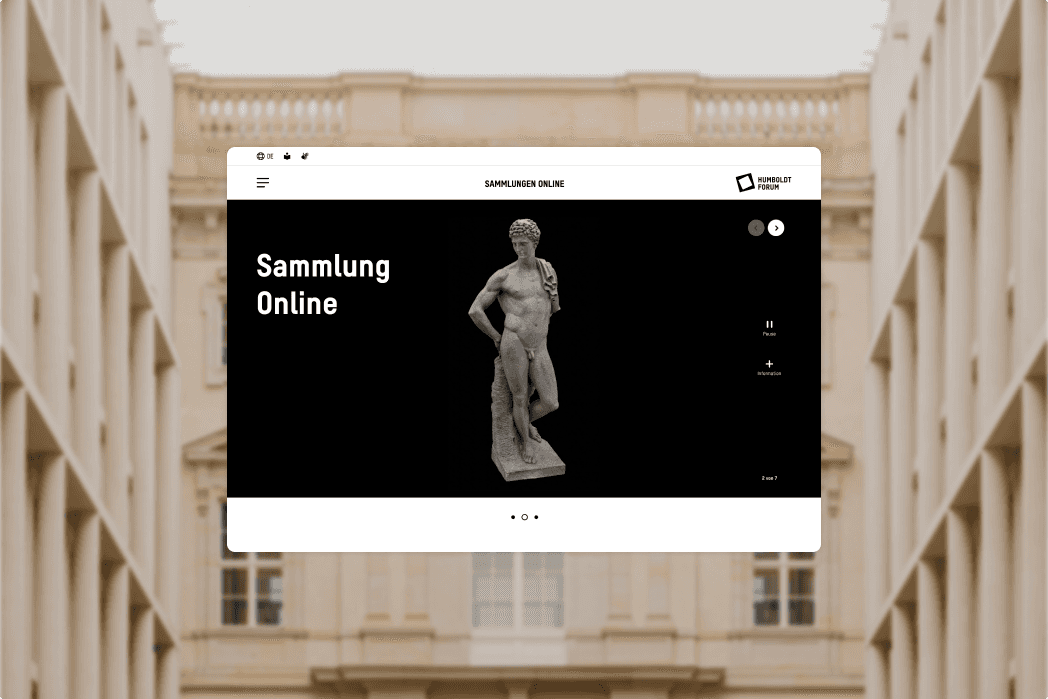 Ansicht des Webseite des Humboldt Forums Berlin; im Hintergrund ist dessen Innenhof zu sehen. 