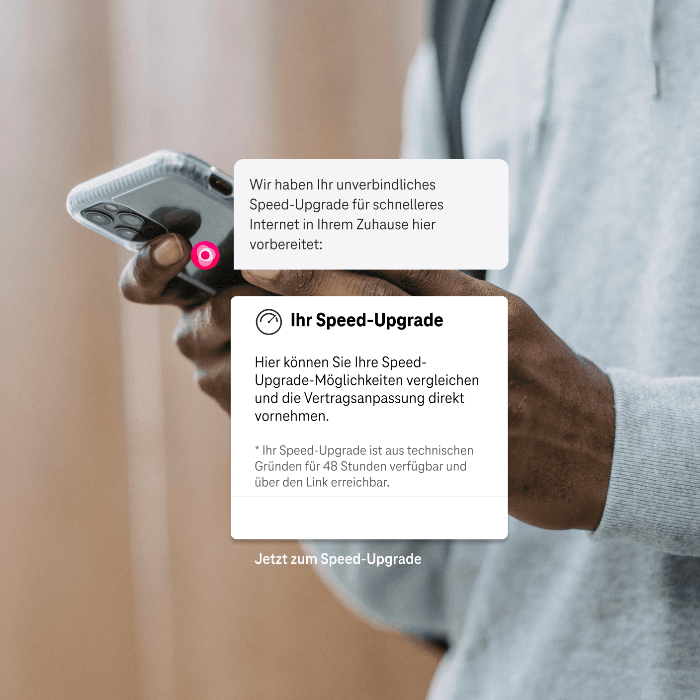 Person hält ein Smartphone mit Pop-up zu einem MagentaTV-Upgrade-Angebot.