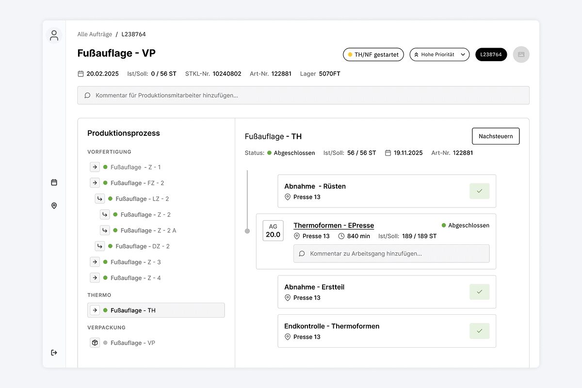 Web-App zu einem Fertigungsauftrag: links der Produktionsprozess als Baum, rechts die Arbeitsgaenge mit Status, Presse und Stueckzahlen