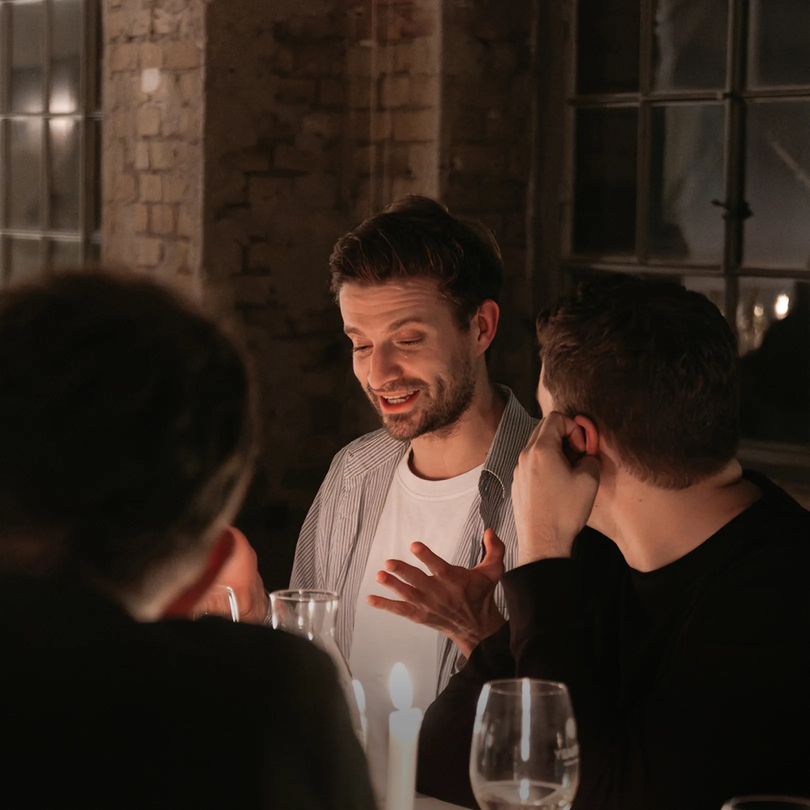 Atmospheric shot from the A New Perspective dinner with guests, table decoration and the event setting.
