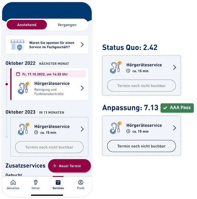 Screen-Ansicht der barrierearm gestalteten Hörgeräte-Service-App von KIND mit zwei Bereichen. Links: Übersicht geplanter und vergangener Servicetermine im Fachgeschäft, z. B. im Oktober 2022 und 2023, jeweils mit Datum, Uhrzeit, Symbolen und Statusanzeige. Unten Auswahl für Zusatzservices und Button „Neuer Termin“. Rechts: Detailansicht zwei Kärtchen mit Angabe zu den Farbkontrasten, „Status Quo: 2.42“ und „Anpassung: 7.13“, letzteres mit grünem „AAA Pass“-Label.