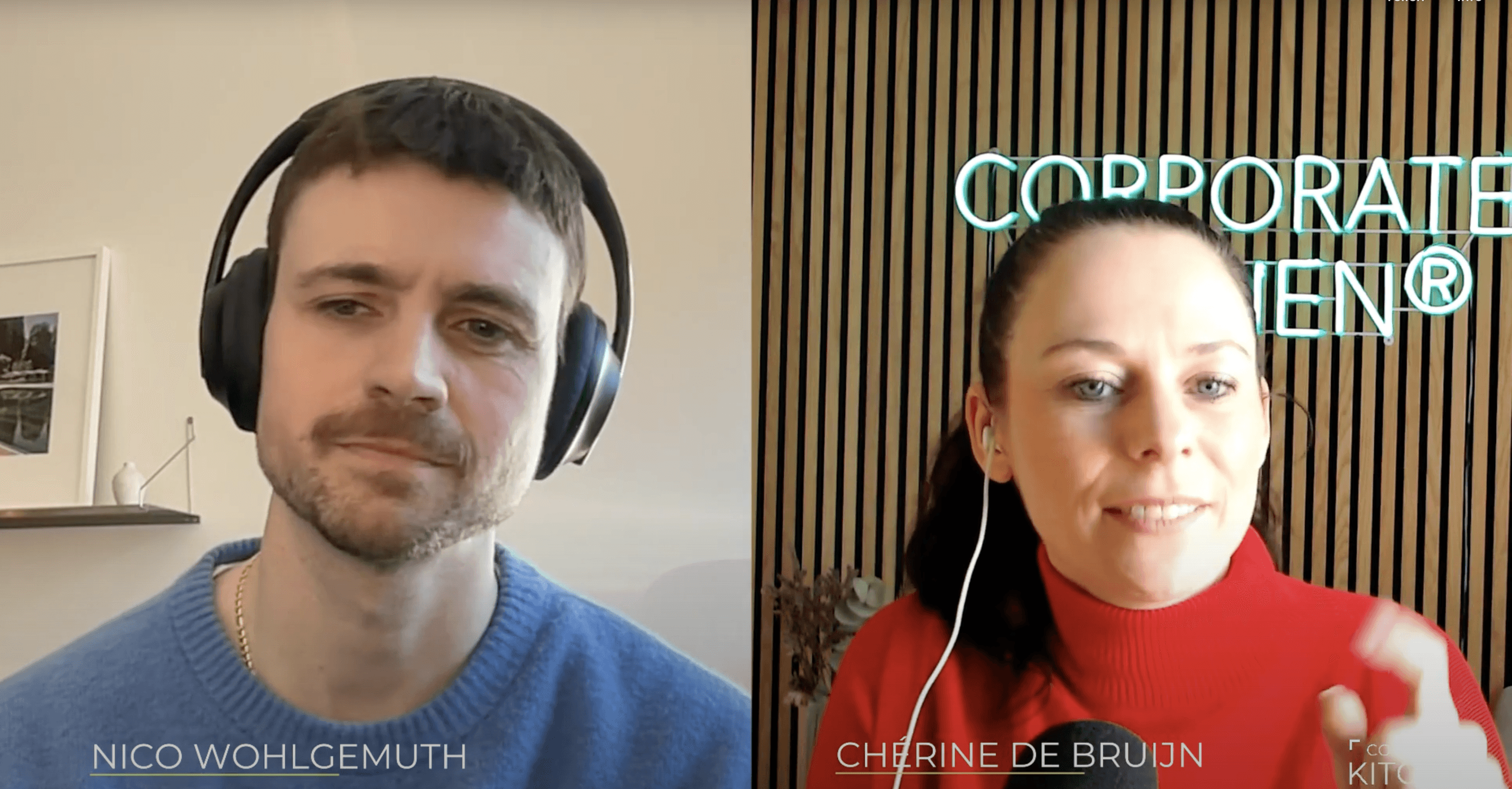 Standbild eines Videogespraechs: Nico Wohlgemuth mit Kopfhoerern links, Cherine de Bruijn rechts vor einer Holzlamellenwand mit Neonschriftzug
