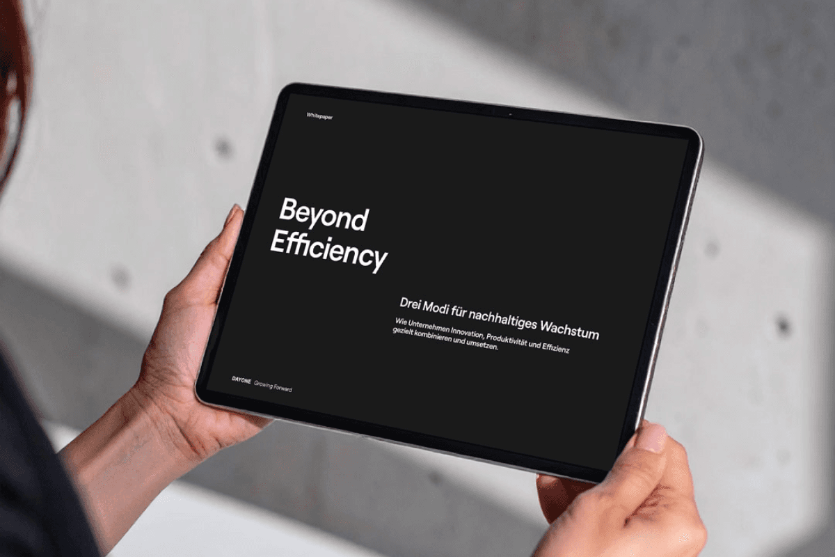 Zwei Haende halten ein Tablet mit dem Titelblatt des Whitepapers „Beyond Efficiency – Drei Modi fuer nachhaltiges Wachstum“