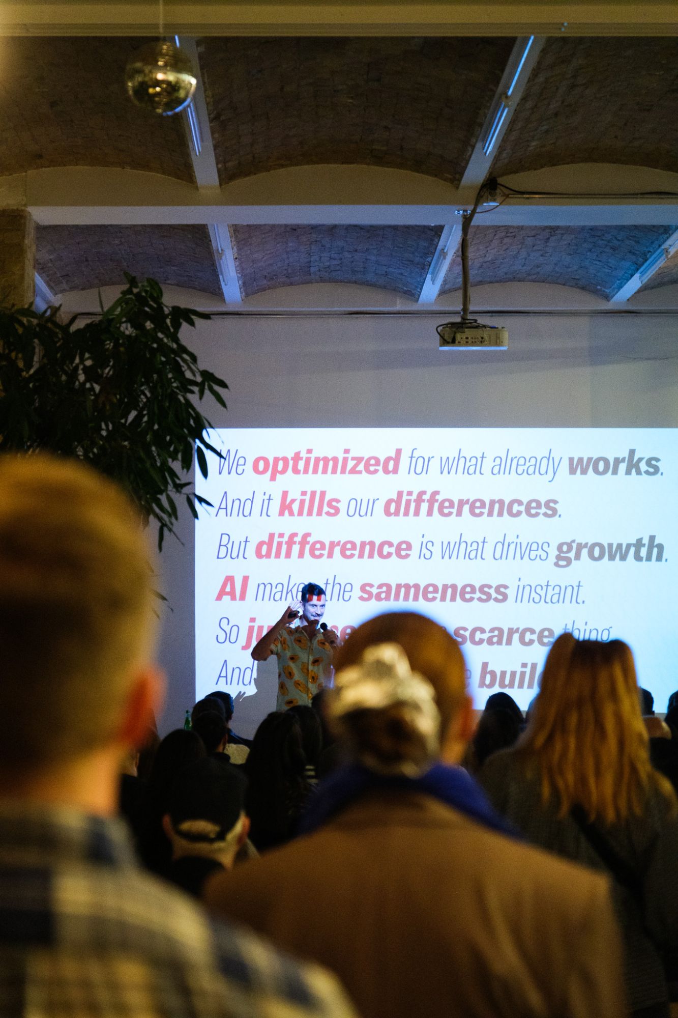 Breno Frias vor seiner Folie mit dem Satz: AI makes the sameness instant