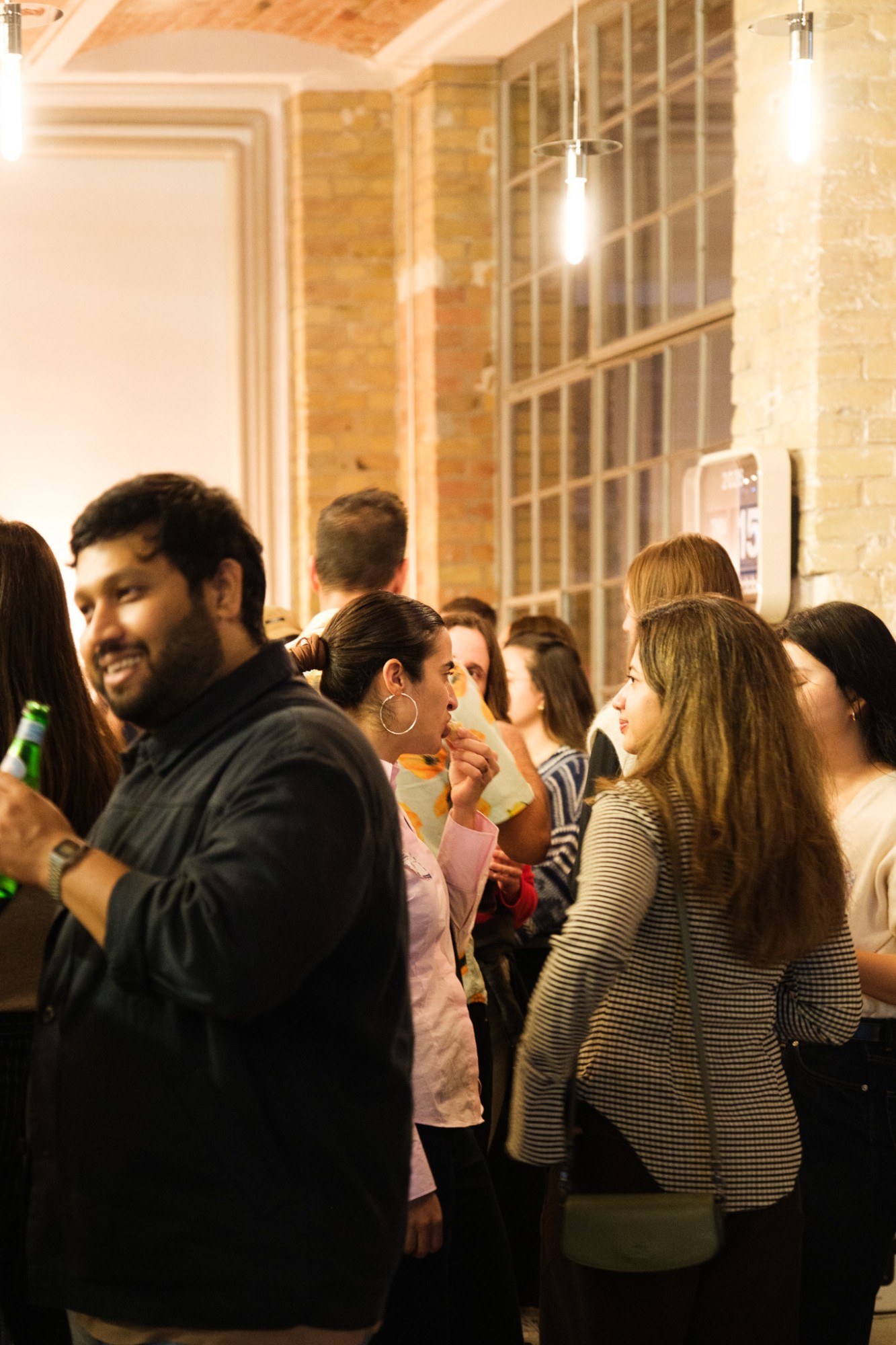 Gäste im Gespräch beim Networking nach dem Vortrag