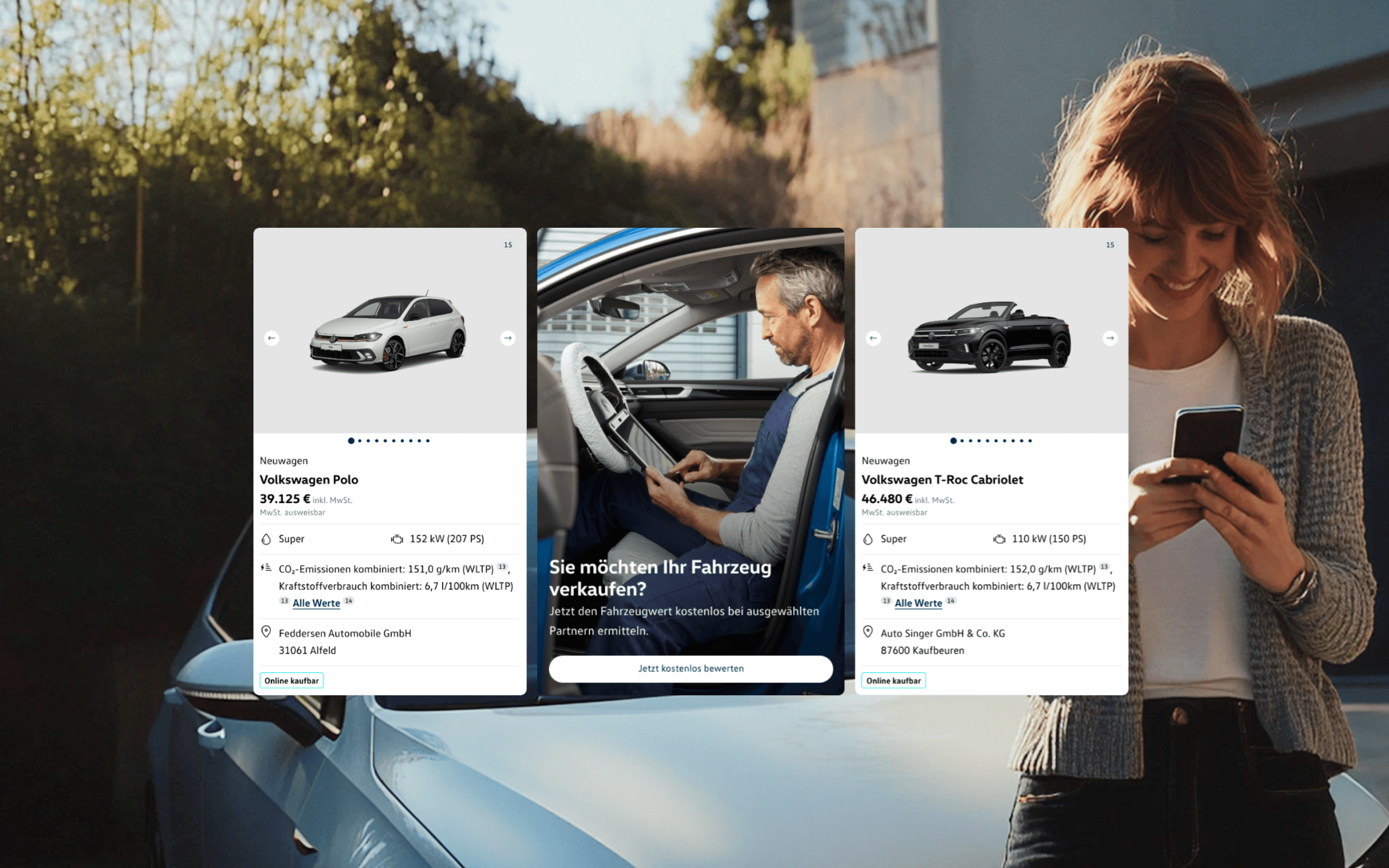 Eine Frau steht mit Smartphone vor einem geparkten Auto; Im Vordergrund sind drei Ansichten der mobilen Webseite der digitalen Fahrzeugbörse von Volkswagen mit Fahrzeuginformationen und Verkaufsoption.