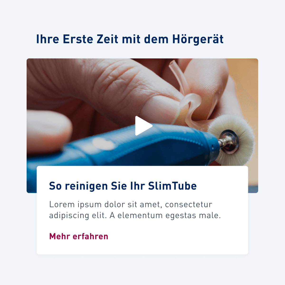 Video-Vorschau mit Bild einer Hand, die ein Hörgerät reinigt, Titel „So reinigen Sie Ihr SlimTube“ und Button „Mehr erfahren“.