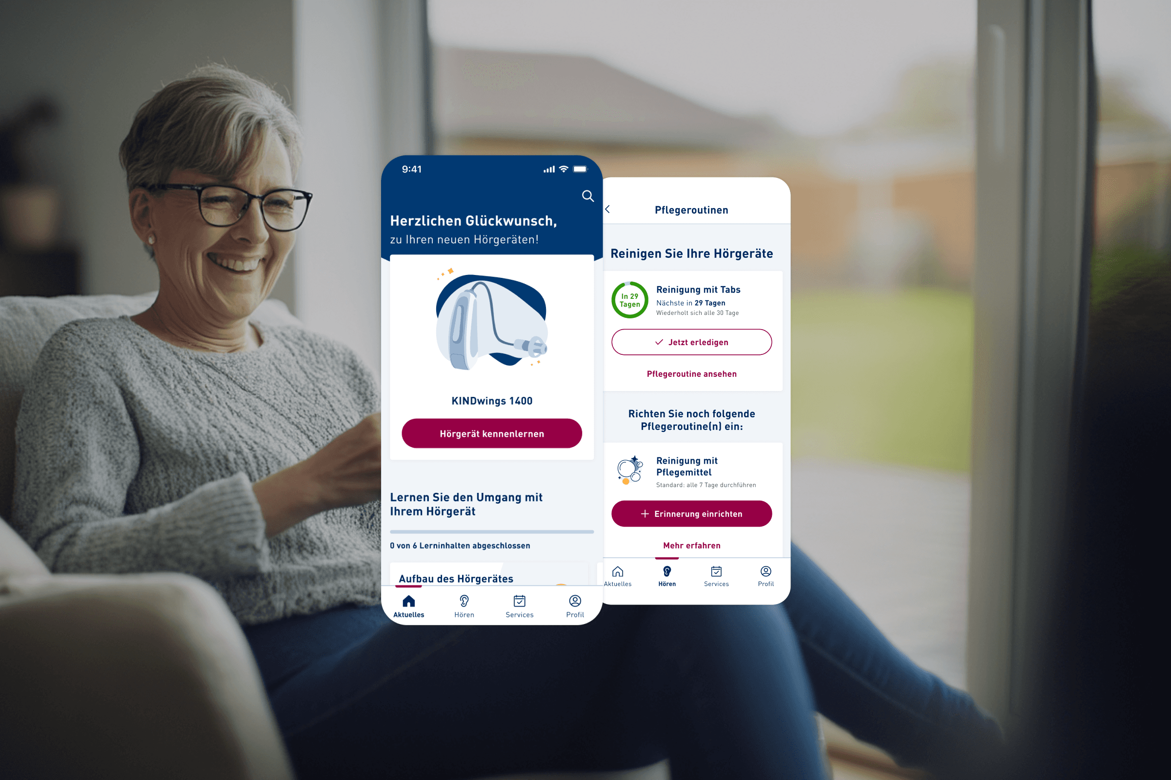 Ältere Frau sitzt auf dem Sofa und lächelt, während im Vordergrund zwei Screens der App von KIND gezeigt werden.